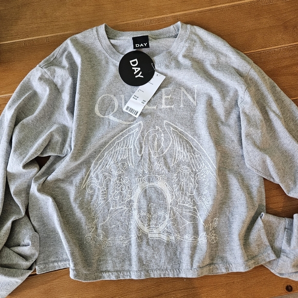 NWT -  Day Queen Crest Crop Sleeve Tee from Urban Outfitters - Picture 9 of 10